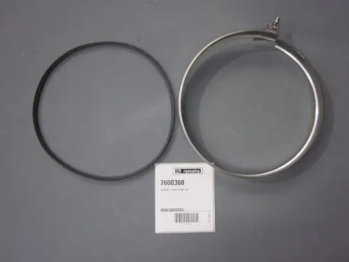 Zwei Metallringe von Remeha, einer mit Befestigungselement, der andere flexibel. Zusätzlich ein Etikett mit Produktnummer. Hintergrund in einheitlichem Grau.